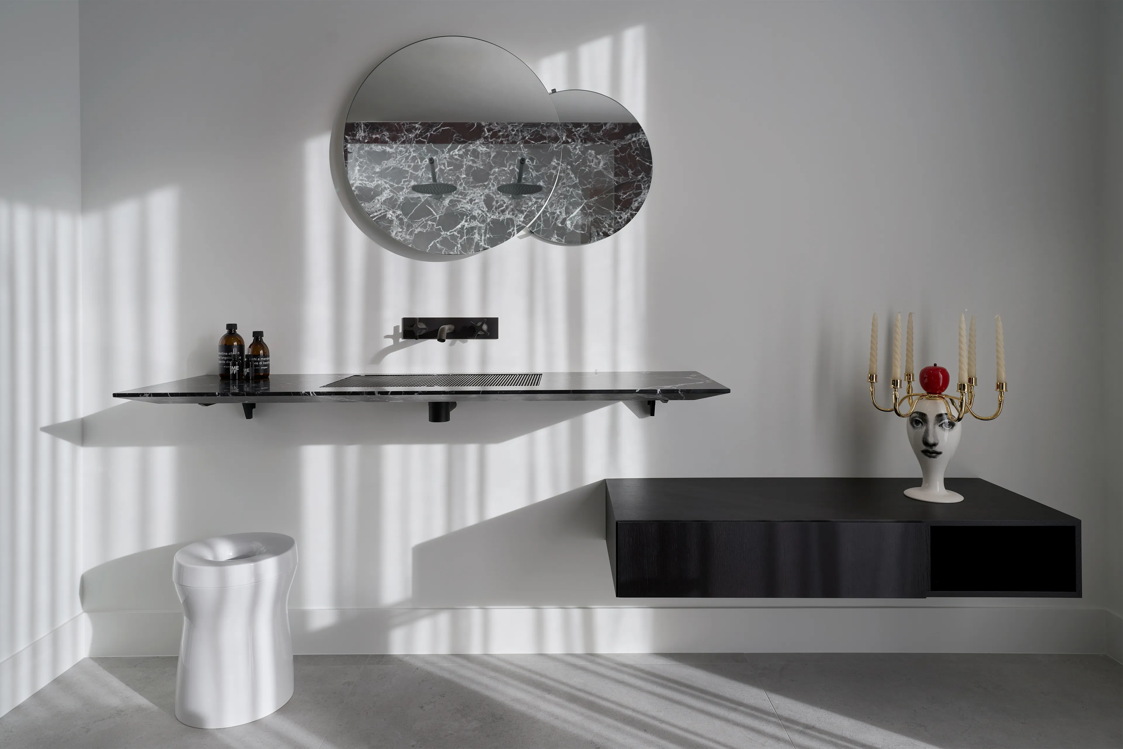 Agape Ell platte wastafel met Grill rooster en Eclissi ronde spiegels Italiaans sanitair design uit Mantova