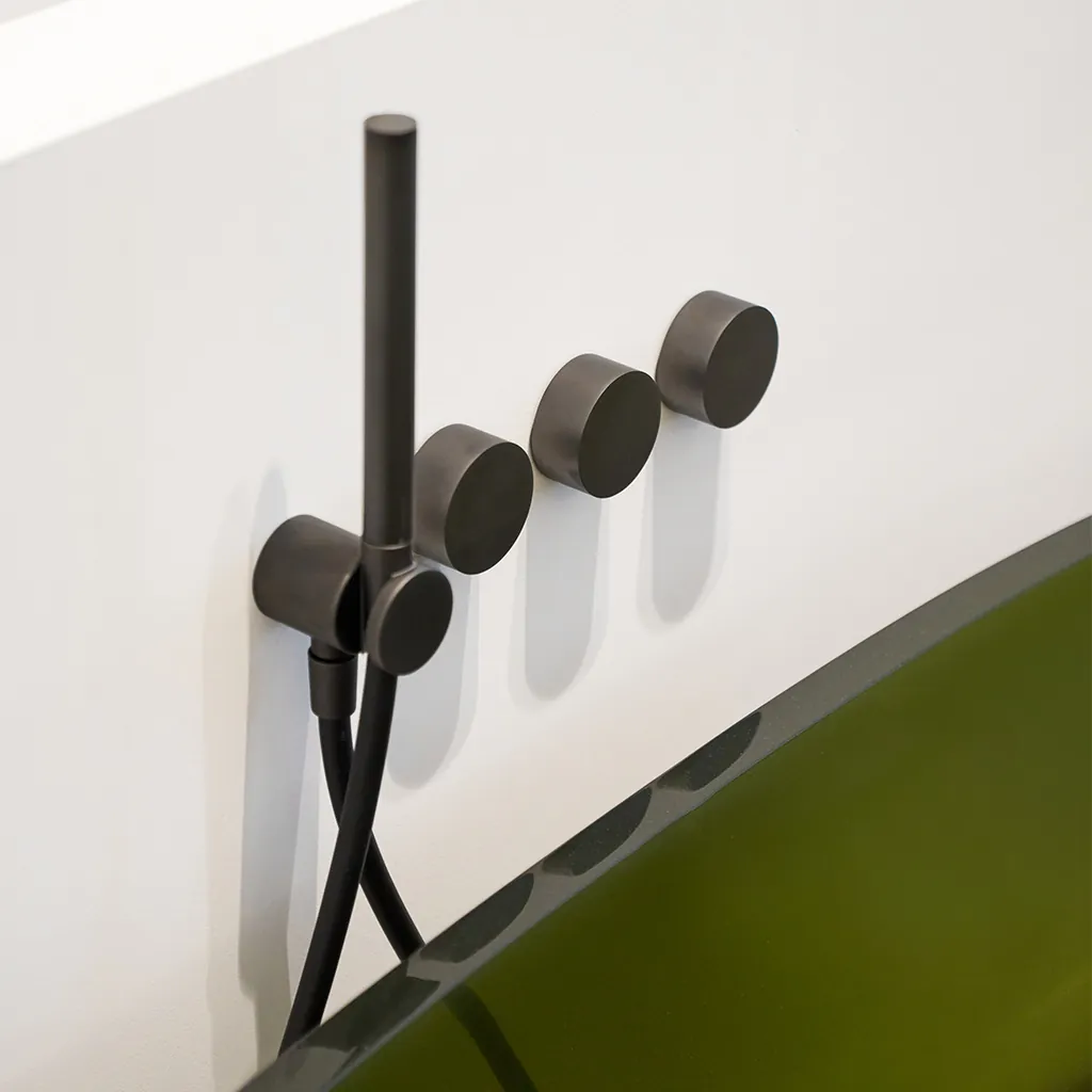 antoniolupi Borghi bad in groene Cristalmood met matte Fantini kraan in gun metal afwerking